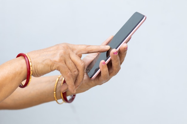 Close-up shot van de handen van een persoon die sms't met de telefoon op een wazige