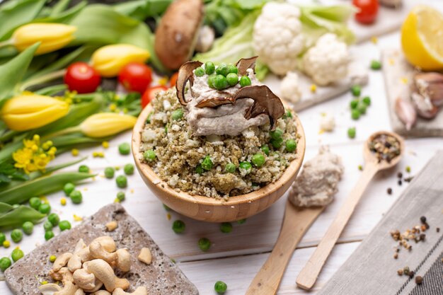 Close-up shot van de heerlijke veganistische salade in de kom