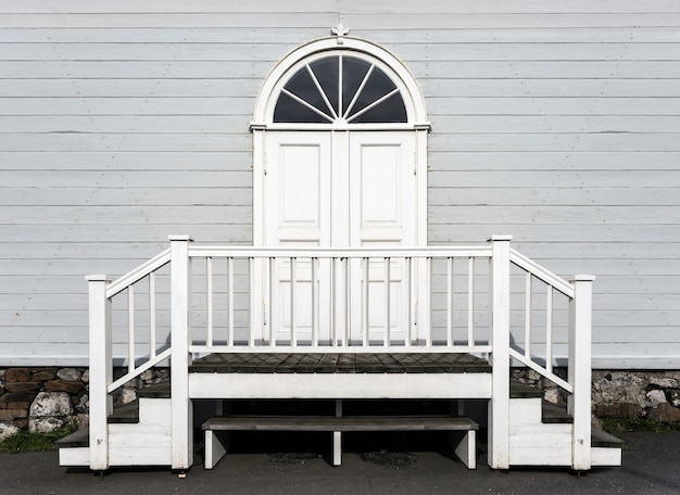 Gratis foto close-up shot van de houten witte ingang en de trappen van een prachtig houten huis