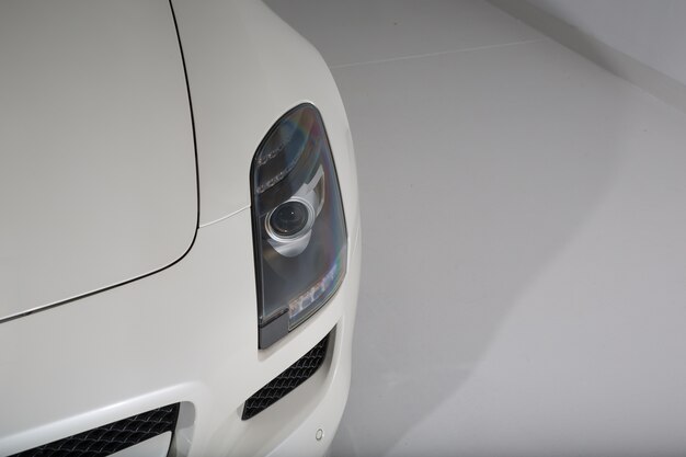 Close-up shot van de koplampen van een moderne witte auto