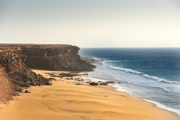 Close-up shot van de kust van Fuerteventura bij El Cotillo op de Canarische Eilanden, Spanje