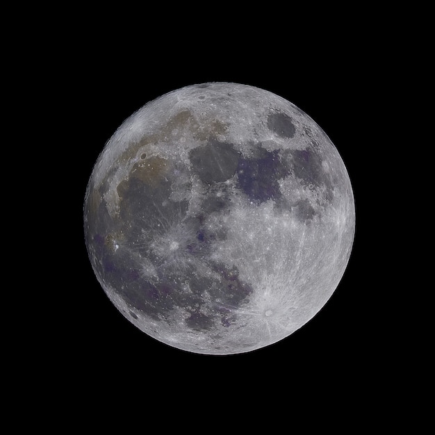 Close-up shot van de maan geïsoleerd op een zwarte achtergrond - ideaal voor artikelen over de ruimte