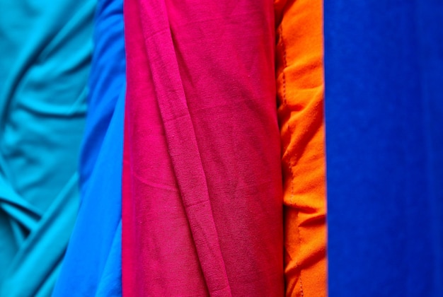 Close-up shot van de stapels kleurrijke doek en stoffen in een winkel