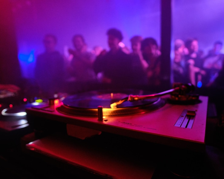 Gratis Foto close-up shot van dj's apparatuur en de mensen die dansen in de club
