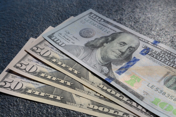 Gratis Foto close-up shot van drie vijftig en honderd dollar biljetten