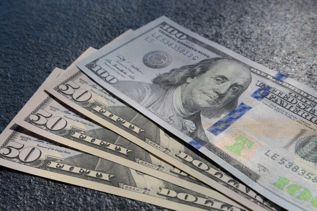 Close-up shot van drie vijftig en honderd dollar biljetten