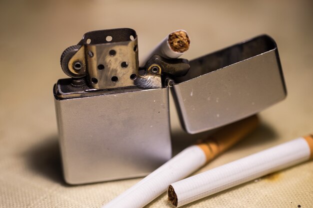 Close-up shot van een aansteker en sigaretten - stoppen met roken concept