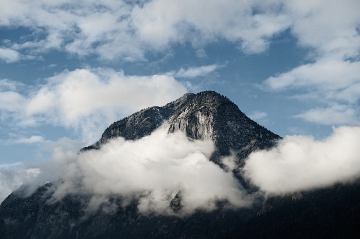 Gratis Foto close-up shot van een bergtop gedeeltelijk bedekt door wolken