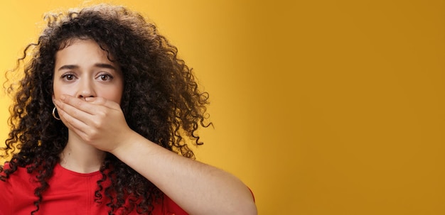 Close-up shot van een bezorgde en onzekere, onrustige vrouw, bang om iemand haar probleem te vertellen