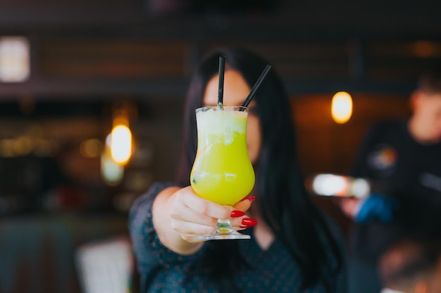 Close-up shot van een blank meisje dat haar appelcocktail vasthoudt in Bosnië en Herzegovina