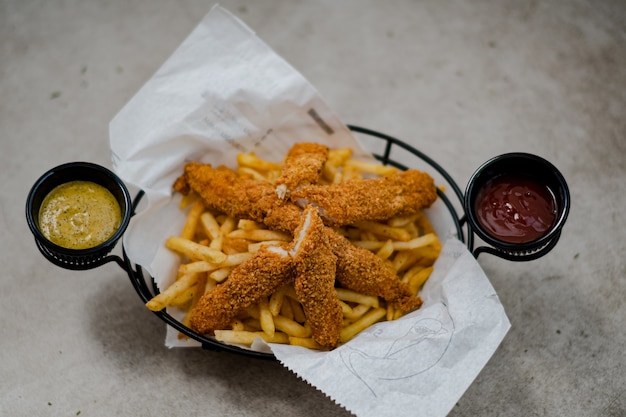 Close-up shot van een cajun-mand met saus en chips