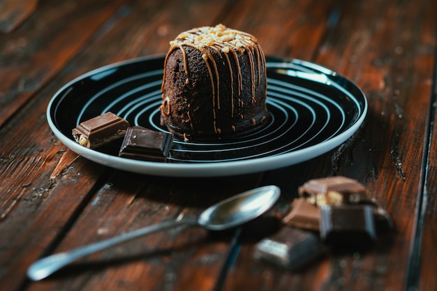 Close-up shot van een chocoladetaart op een houten tafel