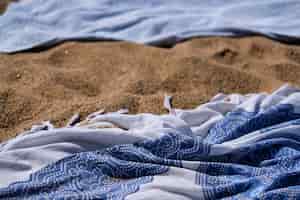 Gratis foto close-up shot van een decoratieve sjaal op zand achtergrond