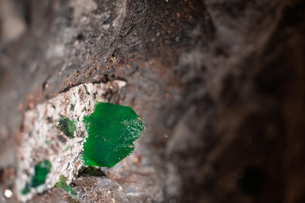 Close-up shot van een groen mineraal op een rotsoppervlak