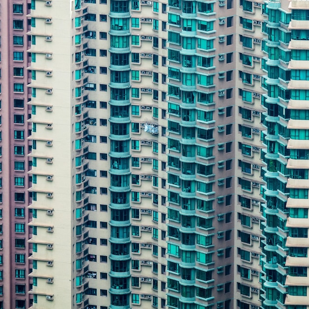 Close-up shot van een hoog woongebouw met meerdere appartementen