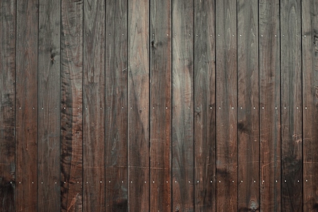 Close-up shot van een houten vloer met donkere bruine verticale tegels