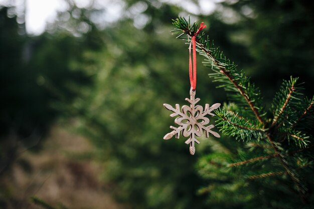 Close-up shot van een houten vlok op de kerstboom