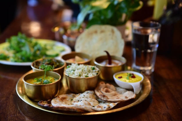 Close-up shot van een Indiaas lekker eten genaamd "Marwari Veg Thali" op de houten tafel