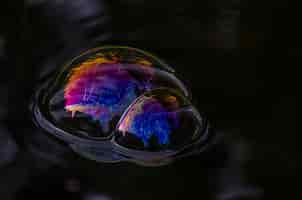 Gratis foto close-up shot van een kleurrijke bel op een water
