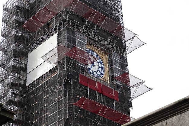 Close-up shot van een klokkentoren in het midden van de stad