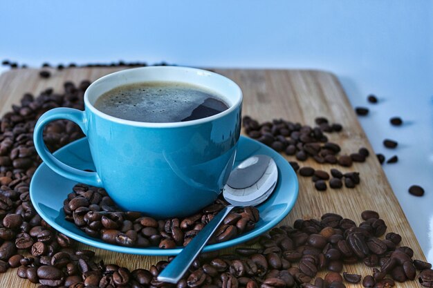 Close-up shot van een kopje koffie in de ochtend