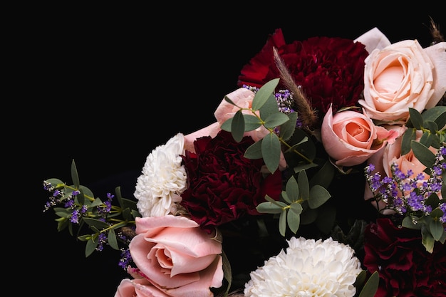 Close-up shot van een luxe boeket roze rozen en witte, rode dahlia's