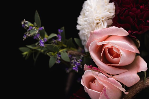 Close-up shot van een luxe boeket roze rozen en witte, rode dahlia's