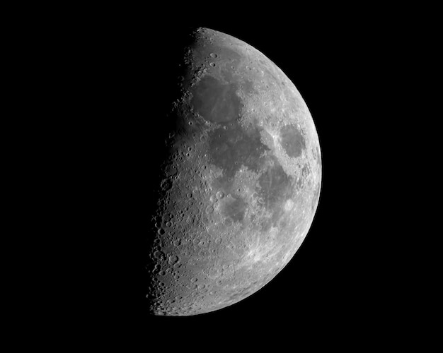 Close-up shot van een maansverduistering geïsoleerd op zwart