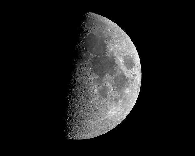 Close-up shot van een maansverduistering geïsoleerd op zwart