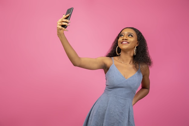 Close-up shot van een mooie vrouw die een selfie neemt om te delen op sociale media