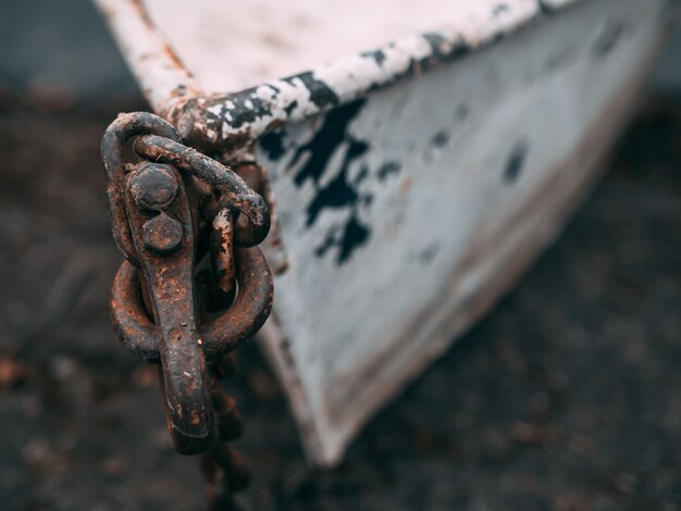 Close-up shot van een oude geroeste boot