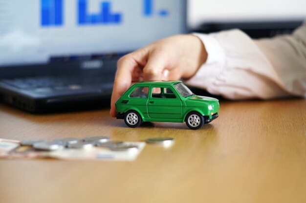 Close-up shot van een persoon die denkt aan het kopen van een nieuwe auto of het verkopen van een voertuig