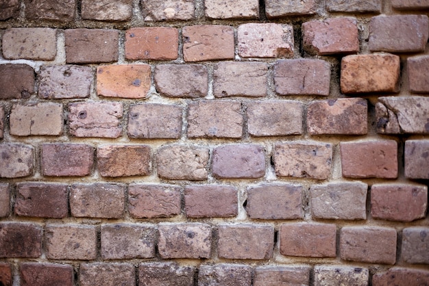 Close-up shot van een rode gestapelde stenen muur