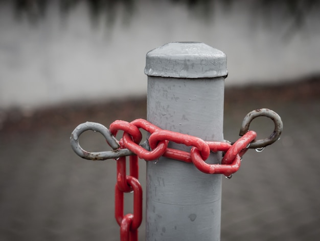 Close-up shot van een rode ketting rond een paal