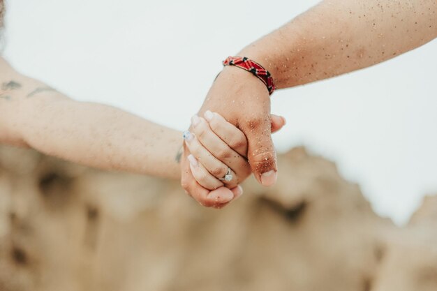 Close-up shot van een romantisch paar hand in hand