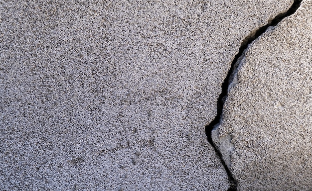 Close-up shot van een scheur in een betonnen muur