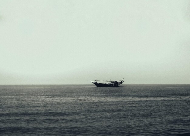Close-up shot van een schip dat in de zee vaart onder mistig weer