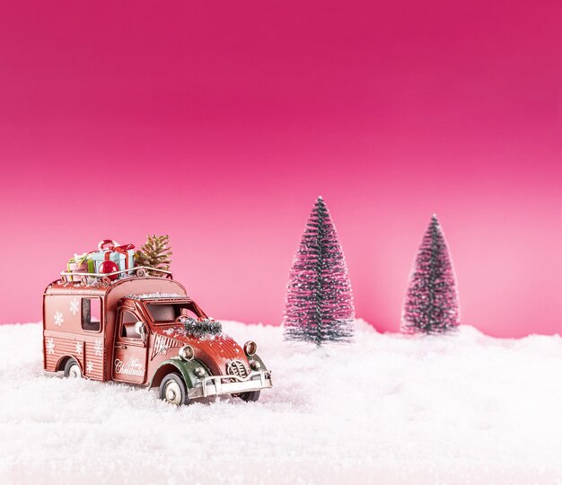 Close-up shot van een speelgoedauto voor kerstversiering op sneeuw