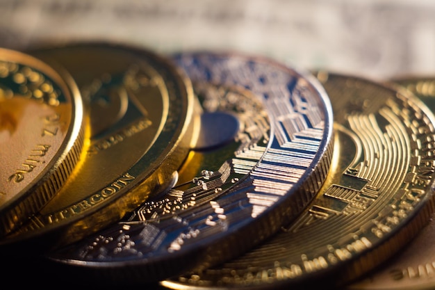 Close-up shot van een stapel cryptocurrency cash gouden munten