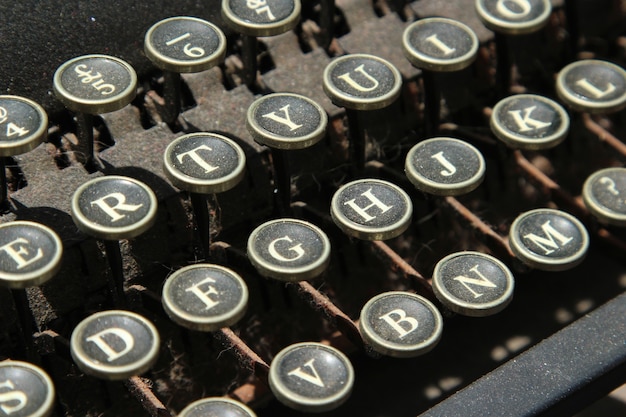 Close-up shot van een vintage typemachine toetsen
