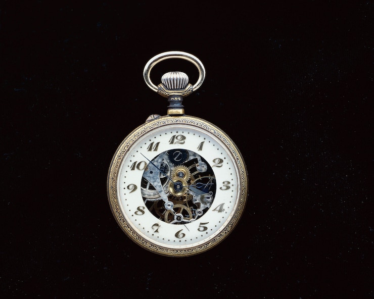 Gratis Foto close-up shot van een vintage zakhorloge op een zwarte ondergrond