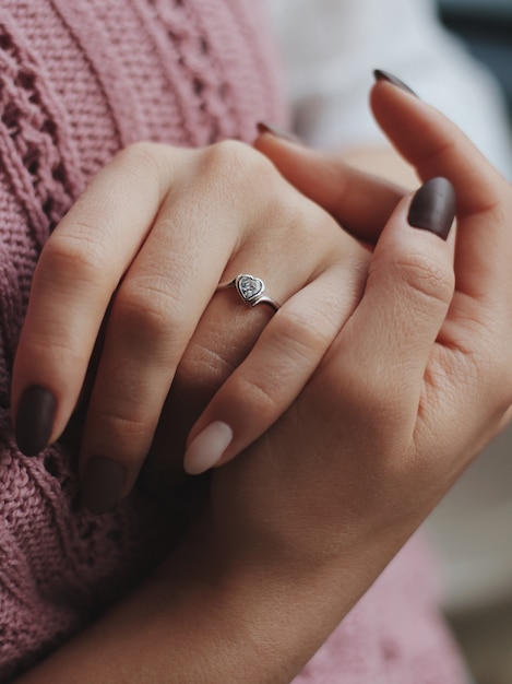 Close-up shot van een vrouw die een mooie zilveren ring draagt