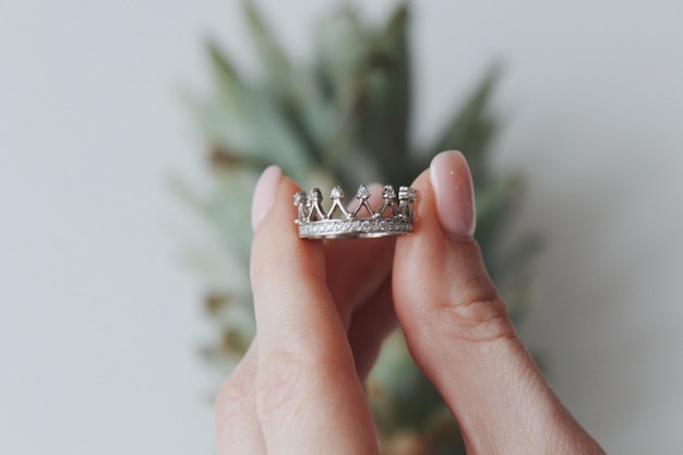 Close-up shot van een vrouw met een ring in de vorm van een kroon