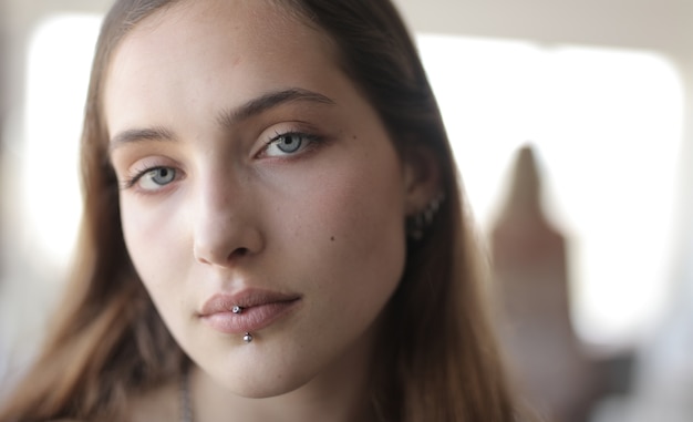 Close-up shot van een vrouw met een witte muur