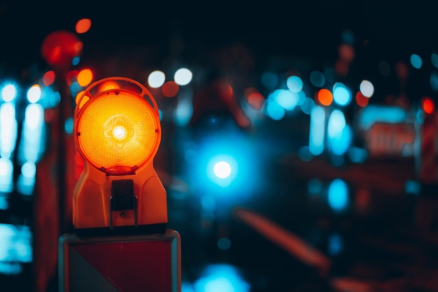 Close-up shot van een waarschuwingslamp in de straat 's nachts