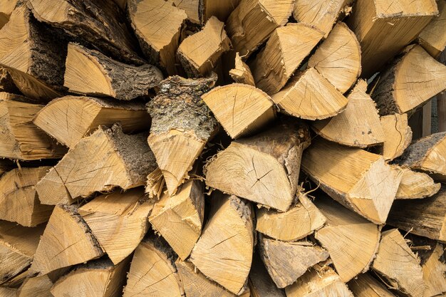 Close-up shot van eiken en beuken brandhout op elkaar gestapeld