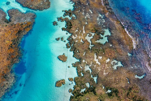 Close-up shot van eilanden en oceaan van een 3D-kaart op canvas