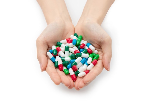 Close-up shot van handen met een stel kleurrijke capsules