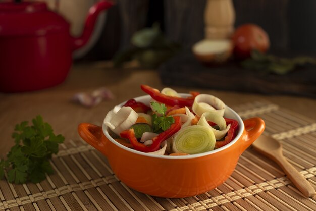 Close-up shot van heerlijke Aziatische soep met verschillende groenten