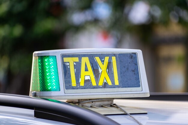 Close-up shot van het kapotte taxiteken bevestigd aan het dak van een auto